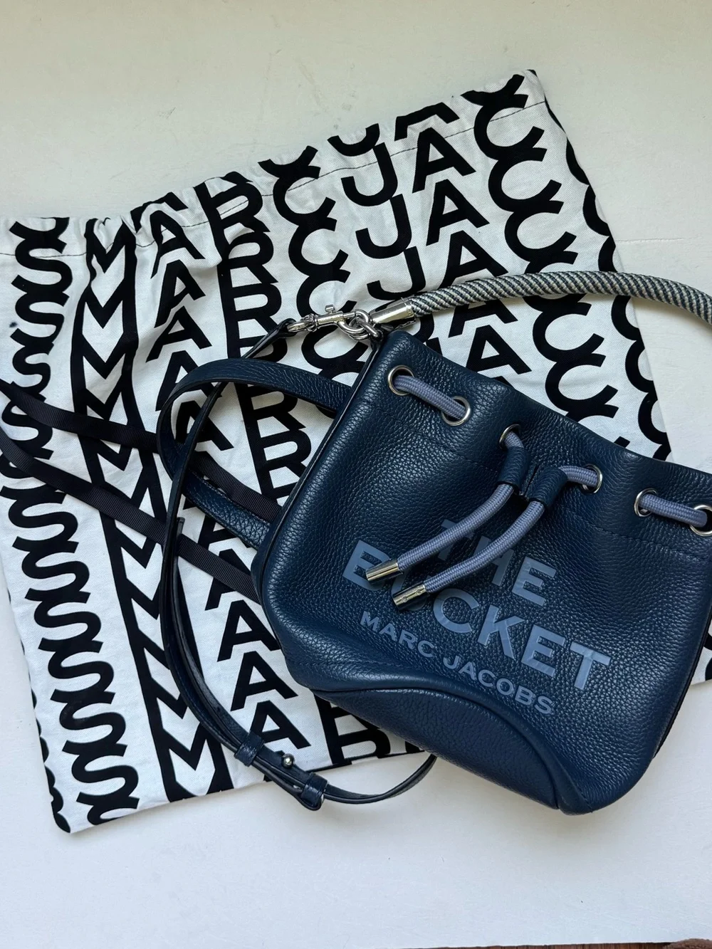 Marc Jacobs The Learher Bucket Bag - Picture 10 of 16